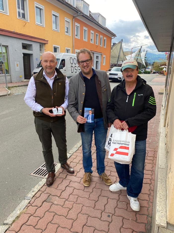 ÖVP-Bezirksparteichef Bruno Aschenbrenner, Murtal-Spitzenkandidat Andreas Brugger und Gemeinderat Harald Gschaider beim Wahlkämpfen in Zeltweg - jener Stadt, in der die FPÖ letztlich 40 Prozent geholt hat