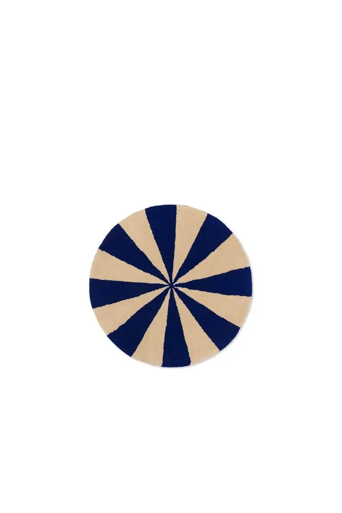 Fröhlich: Der Arch-Tufted-Teppich von ferm living macht Freude.