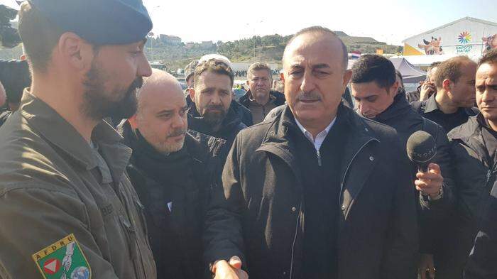Der türkische Außenminister Mevlut Cavusoglu bedanket sich persönlich beim Kommandanten für die Hilfe