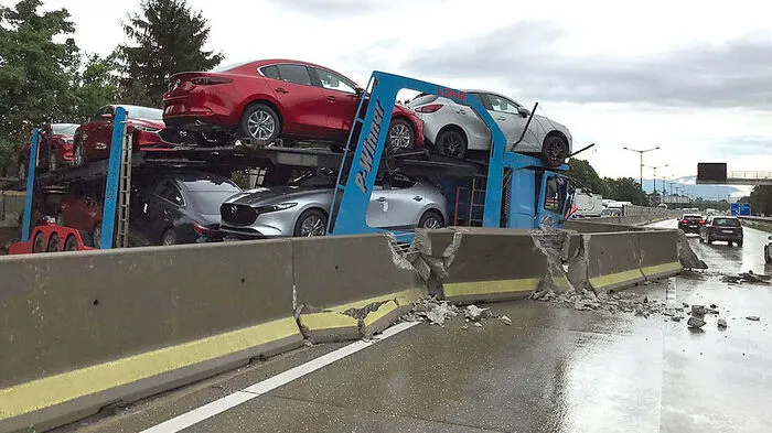 Der voll beladene Autotransporter durchstieß die Betonleitwand der Autobahn