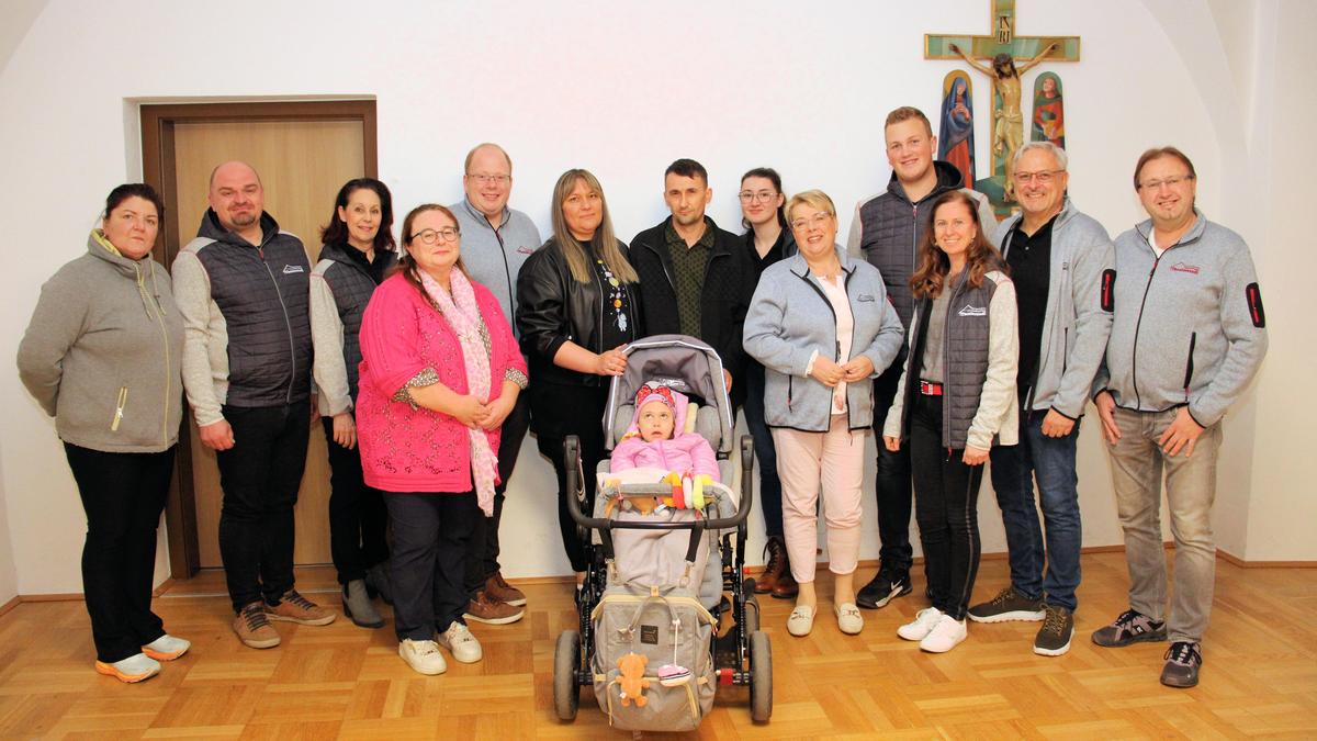 Milana mit ihren Eltern und den Mitgliedern des Theaterstadels Maria Lankowitz