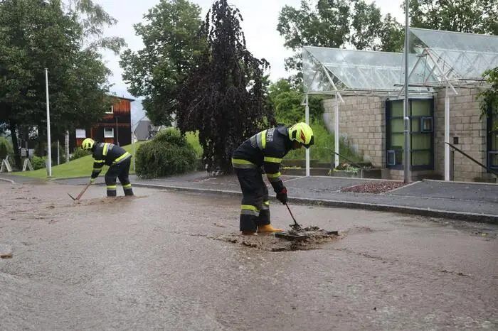 Die Einsatzkräfte trafen auf vollgelaufene Keller und Kanalschächte. 22 Mann der Feuerwehr Großlobming konnten mittels Schanzwerkzeug die Verklausungen lösen und das Wasser von den Einfamilienhäusern wegleiten.