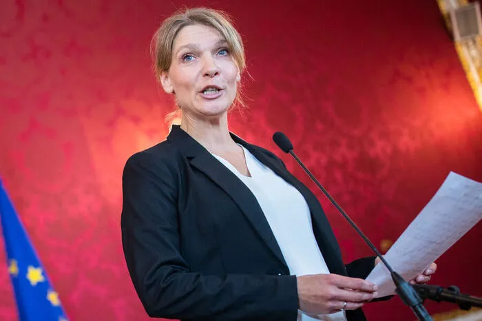 "Wir legen uns mit Sebastian Kurz ganz sicher nicht ins Bett." Parteichefin Maria Stern schickt die Liste Jetzt auf die Couch.