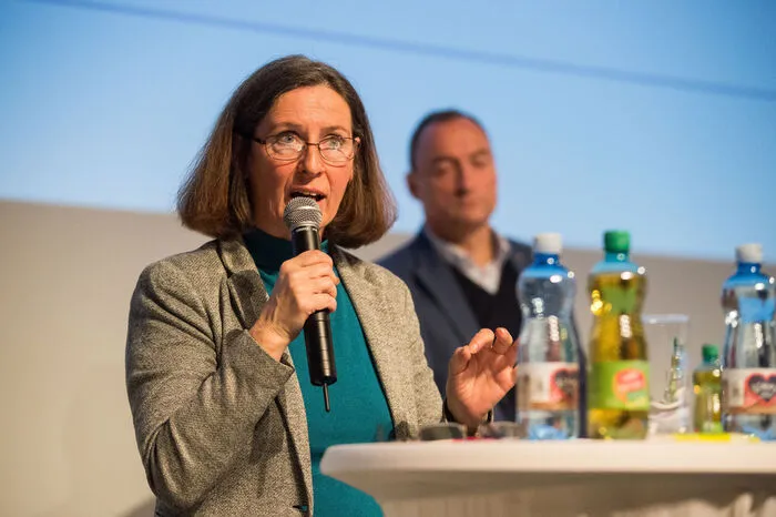 900 Schüler diskutierten in der Stadthalle mit Spitzenkandidaten der kommenden Gemeinderatswahl am 5. Februar.