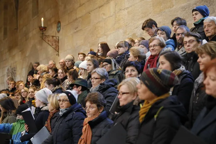 Sängerinnen und Sänger aus Seckau intonierten auch drei Uraufführungen: "ALLEZEIT.Segen", vertont von Stefan Heckel nach Worten von Edith Stein und Pater  Willibald Hopfgartner, "Ich glaube Gott" von Herbert Handl und einen "Evangelienvers" von Krisztina Gábor.