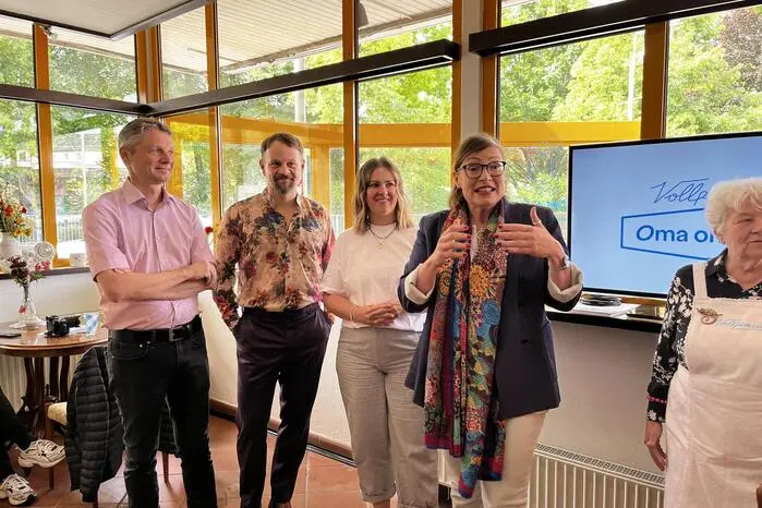 „Leider nur so kurz – wir finden aktuell keinen Betreiber für das Café“, erklärt Bürgermeisterin Elke Florian (2. von rechts). Umso mehr freut sie sich über das Pop-up der Vollpension, das, wie sie sagt, „Impulse setzt, die vielleicht etwas Größeres anstoßen.“