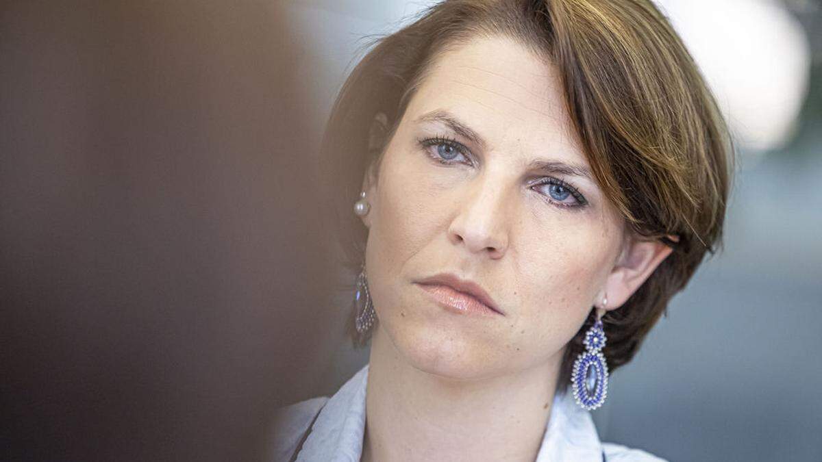 Ministerin Karoline Edtstadler konnte den Einbruch in ihre Wohnung nur auf ihrem Handy verfolgen