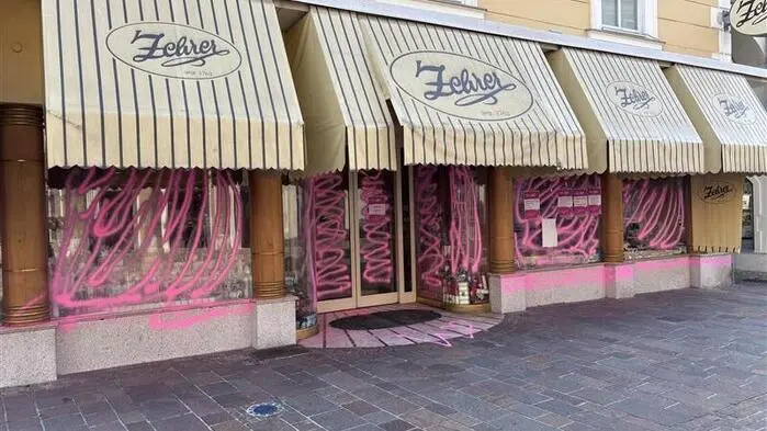Die „Zehrer“-Fassade wurde mit pinker Farbe „markiert“