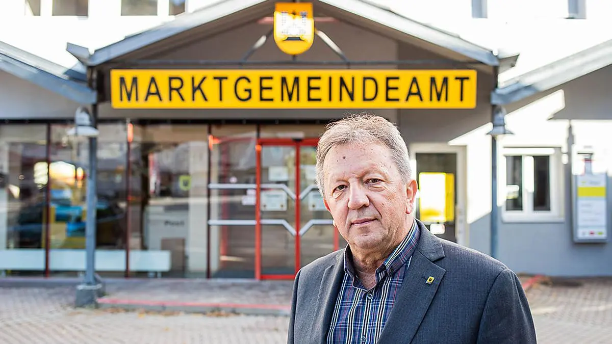 Bürgermeister der Gemeinde Arnoldstein Erich Kessler vor dem Gemeindeamt Arnoldstein