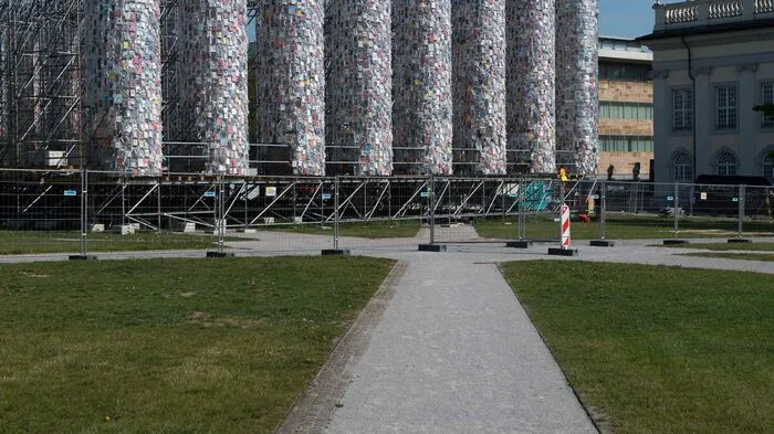 Ein griechischer Tempel aus Büchern gebaut, die alle einmal irgendwo in der Welt verboten waren: Das ist eines der meist erwarteten Kunstobjekte auf der documenta 14 in Kassel.
