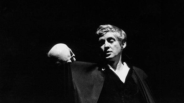 Oskar Werner in der Rolle des Hamlet