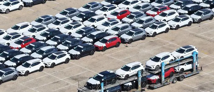 Autos am Hafen von Yantai in China | Laut jüngsten Daten des chinesischen Verbands für Personenkraftwagen (CPCA) wurden in China im Mai nur noch rund 1,5 Millionen Fahrzeuge verkauft – ein Minus von 22 Prozent verglichen mit dem Vorjahresmonat