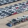 Autos am Hafen von Yantai in China | Laut jüngsten Daten des chinesischen Verbands für Personenkraftwagen (CPCA) wurden in China im Mai nur noch rund 1,5 Millionen Fahrzeuge verkauft – ein Minus von 22 Prozent verglichen mit dem Vorjahresmonat