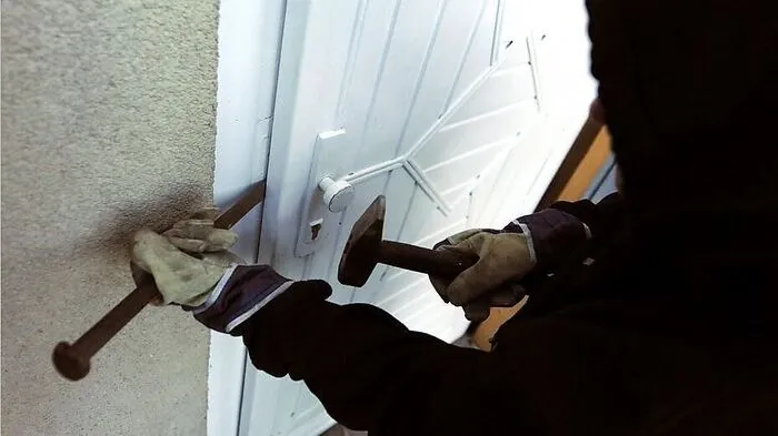 Die Eingangstür wurde aufgezwängt (Symbolbild)