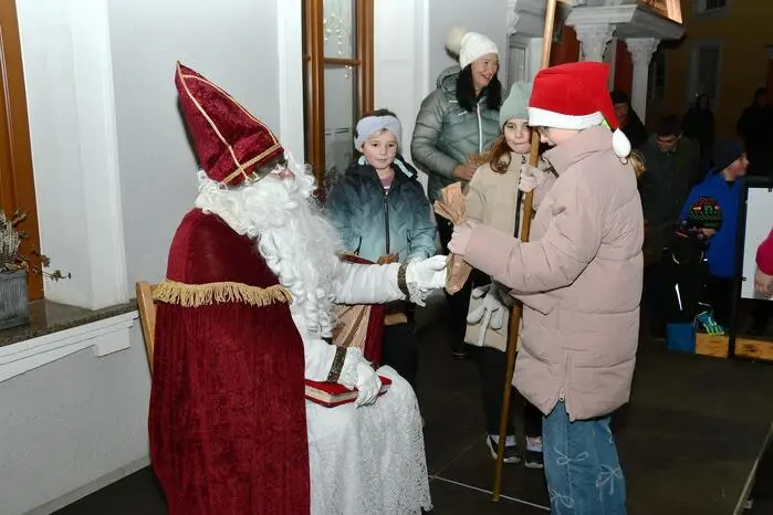 Ein besonderer Höhepunkt für die jüngsten Gäste war das Erscheinen des heiligen Nikolaus, der um 17 Uhr am Platz eintraf und kleine Geschenke verteilte. Durch das Programm führte Vizebürgermeister Mario Leitner.