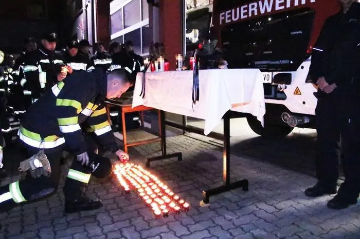 In tiefem Schweigen wurden hunderte Fackeln und Kerzen entzündet.