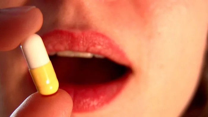 Sandra K. begann früh, auch Medikamente zu nehmen. Mit 17 Jahren kamen LSD, Ecstasy und Heroin dazu (Sujetbild)