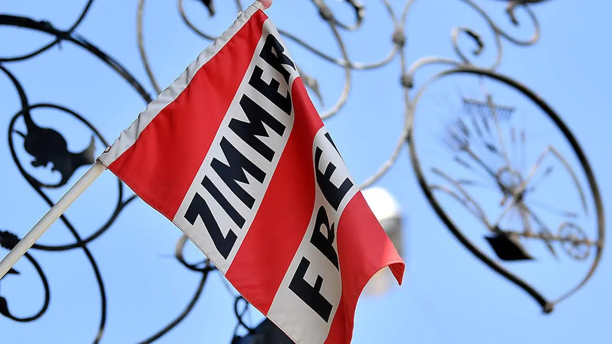 ABD0114_20200409 - ST. GILGEN - ÖSTERREICH: Eine Fahne mit der Aufschrift "Zimmer Frei" in St. Gilgen am Wolfgangsee am Donnerstag, 09. April 2020. Ab Mitte Mai dürfen Gastronomie und Hotels voraussichtlich wieder öffnen. Die österreichische Bundesregierung hat zahlreiche Maßnahmen und Gesetze zur Eindämmung des Coronavirus erlassen. - FOTO: APA/BARBARA GINDL