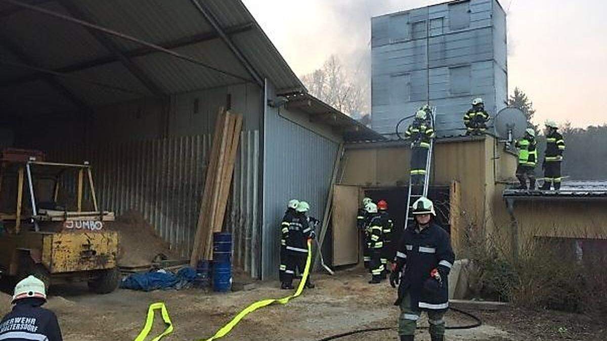 Der Brand konnte erst endgültig gelöscht werden nachdem der Filterkasten entfernt war