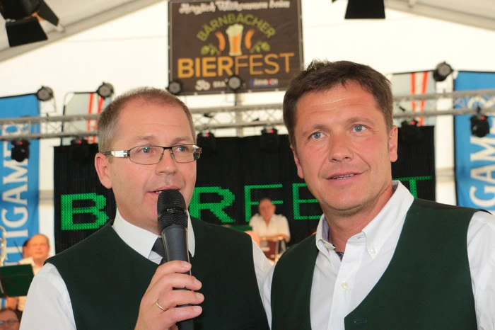 Nachdem die Bergkapelle Oberdorf für beschwingte Stimmung gesorgt hatte, schlug Bürgermeister Bernd Osprian unter Anleitung von Bier-Sommelier Hannes Pöschl von der Brau Union in gekonnter Manier das Bierfass an.