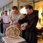 Erik Joast und Pater Martin teilen das Brot