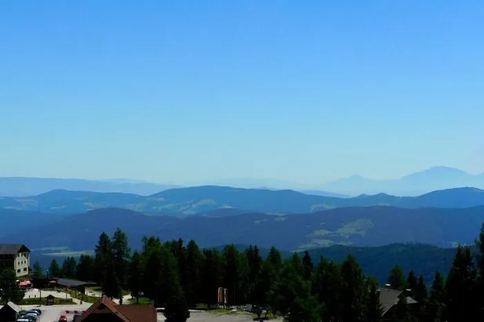 Die Herzlhütte auf der Hochrindl ist ganzjährig bewirtschaftet, hat also im Sommer wie im Winter geöffnet. Hier werden auch gerne Gruppenfeste wie Geburtstage gefeiert. Zu den Köstlichkeiten wie Schweinsbraten oder Buchteln kommt natürlich die herrliche Aussicht. Zur Abstimmung geht es hier