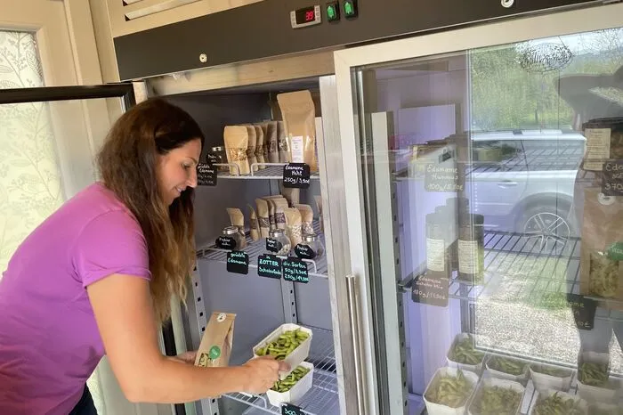 ... der mit ihren Edamame-Produkten gefüllt ist.