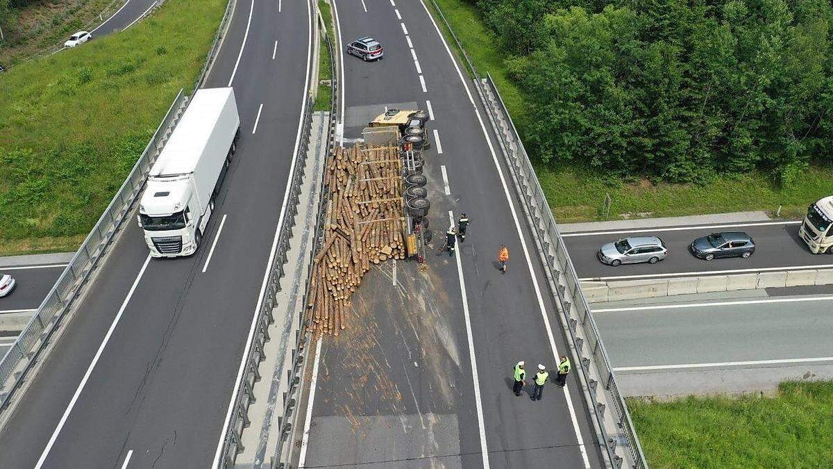 Drohnenbild vom Lkw-Unfall auf der A2