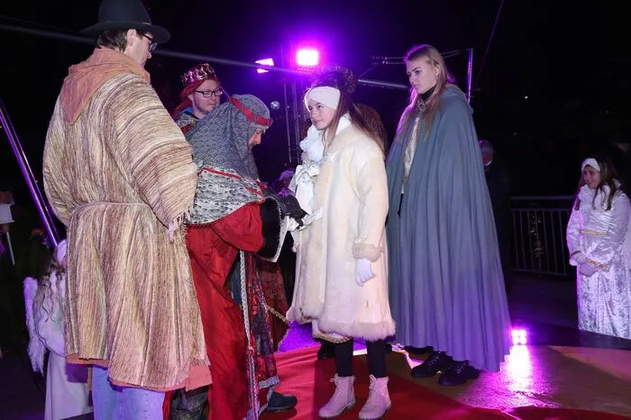 Bauernadvent auf den Drauterrassen, Ankunft des Christkinds mit dem Schiff, es bringt das Friedenslicht, danach festlicher Umzug