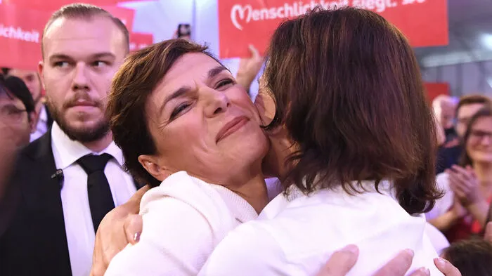 Viele Umarmungen und Jubel - trotz herber Verluste. SPÖ-Spitzenkandidatin Pamela Rendi-Wagner bedankte sich bei ihren Unterstützern ...