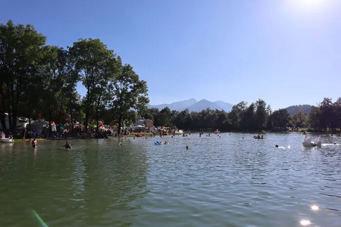 Das schöne Wetter lädt zum Baden im Sonnegger See ein.