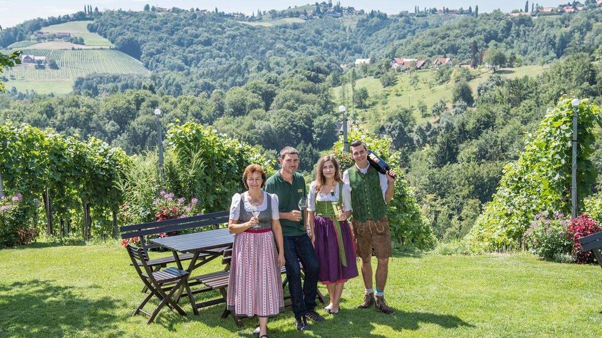 Sabine Pichler, Kellermeister Martin Schröcker, Anna Maria und Johannes Pichler (v.l.)