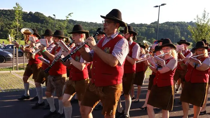 Beim Bezirksmusikerfest in Riegersburg spielten am Fuße der Burg 30 Blasmusikkapellen in Marschformation auf