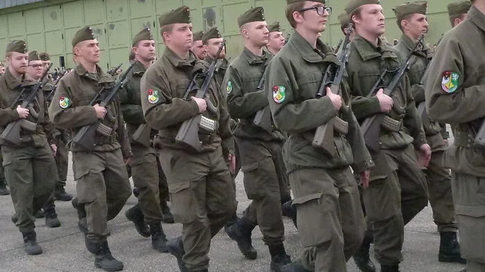 Abmarsch nach anstrengendem Strammstehen 