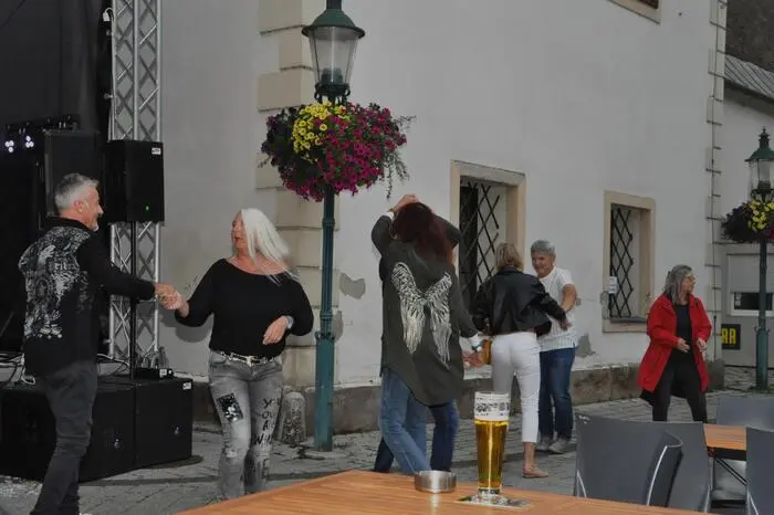 Die Musiker freuten sich über den gelungenen Auftritt, wobei mehrmals nach „Zugabe“ gerufen wurde und diese Wünsche auch gerne erfüllt wurden.