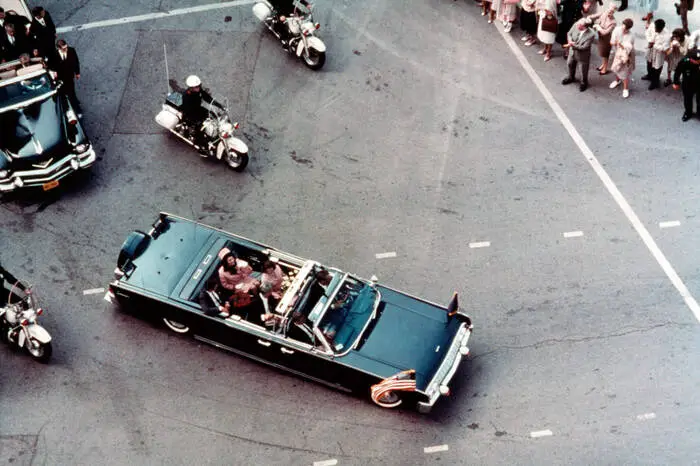 Eines der wohl bekanntesten Attentate der US-Geschichte ist jenes an John F. Kennedy vom 22. November in Dallas. Der US-Präsident wurde im fahrenden Auto erschossen und erlag wenig später seinen Verletzungen. Es war der zweite Attentatsversuch auf Kennedy, ein erster scheiterte kurz nach seinem Amtsantritt als eine von einem Post-Mitarbeiter gelegte Autobombe nicht zündete.