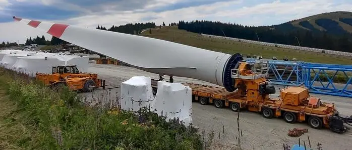 Einzelnes Rotorblatt eines Windrades wird transportiert