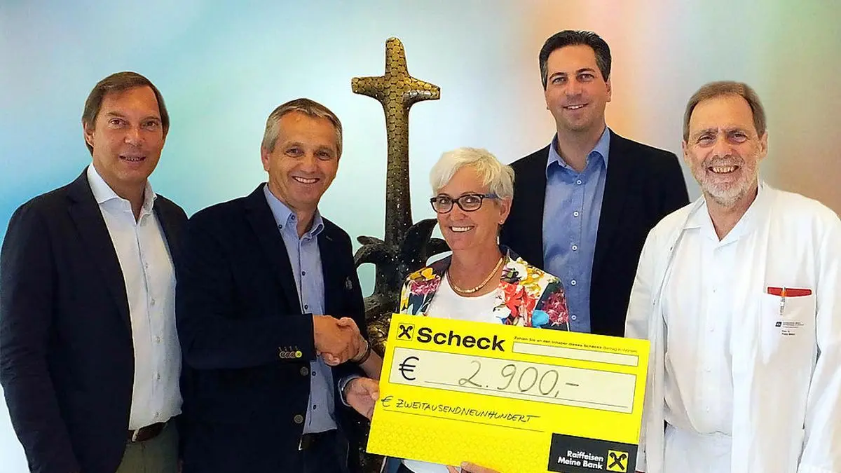 Von links: Gesamtleiter Michael Steiner, Meinhard Aicher (Obmann Förderkreis Onkologie), Isolde Taumberger, Manfred Kraßnitzer (Kaufmännischer Direktor) und Franz Siebert (Leiter der Abteilung Innere Medizin) 