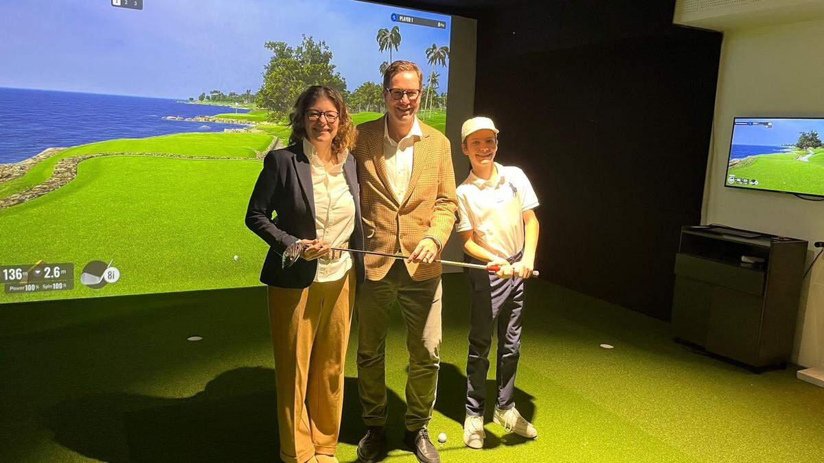 Patricia Winkler Robinig, Markus Robinig und Sohn Julius (von links) in der neuen Indoor-Golfanlage