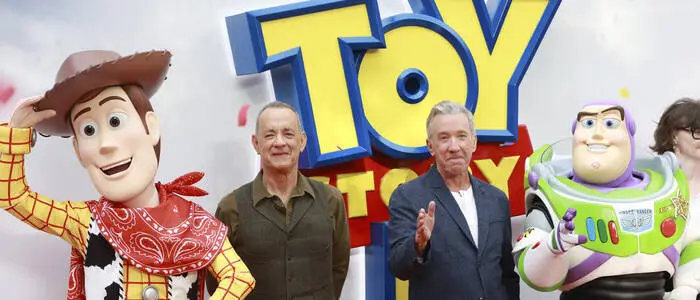 Woody wird im Original von Tom Hanks gesprochen, Buzz Lightyear von Tim Allen