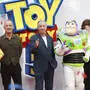 Woody wird im Original von Tom Hanks gesprochen, Buzz Lightyear von Tim Allen