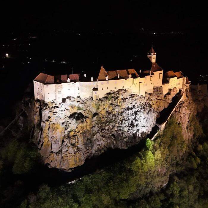 Wunderschön beleuchtet | Schroffer Fels, erhabenes Gemäuer: Mit einer Drohne lässt sich die Riegersburg auch bei Nacht aus einer ganz besonderen Perspektive fotografieren. 