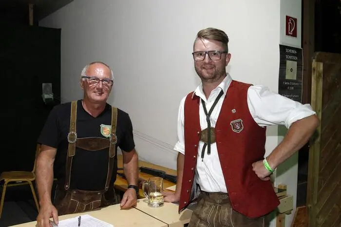 Neben vielen Attraktionen sorgte die Band „Fegefeuer“ für Stimmung im Veranstaltungszentrum. 