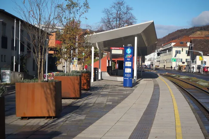Niemand zu sehen am Bahnsteig.