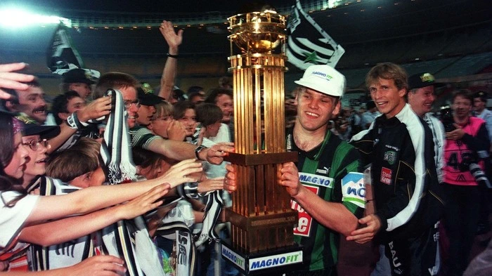 Nach 87 Jahren des Bestehens war es 1996 so weit: Der SK Sturm gewann seinen ersten nationalen Titel. Im Endspiel des ÖFB-Cups triumphierte das Team von Ivica Osim im Wiener Ernst-Happel-Stadion vor 8800 Fans gegen die Admira 3:1. Die Torschützen: Darko Milanic (31.), Arnold Wetl (59., 67.) bzw. Igor Ogris (74.).