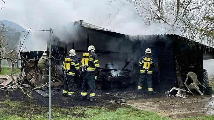 Mit Atemschutz bekämpften die Feuerwehrleute den Brand