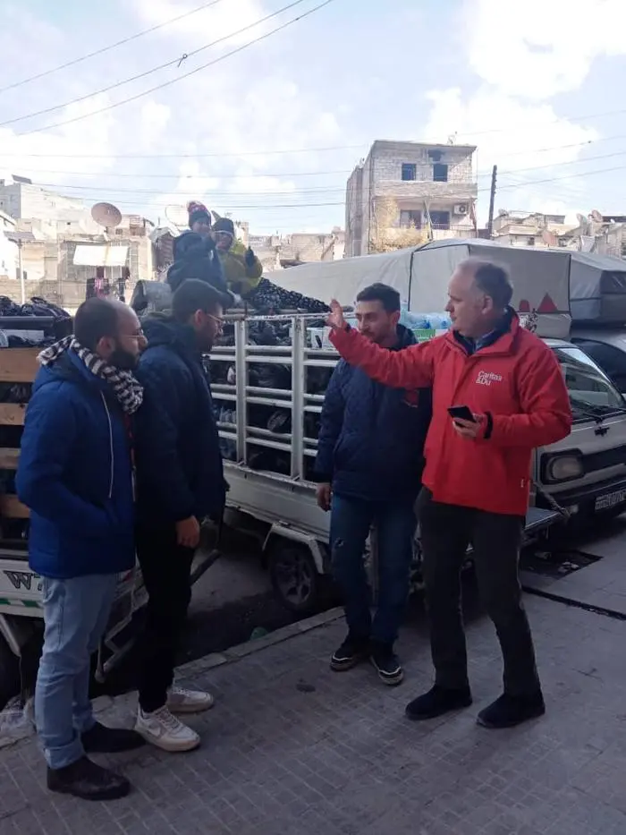 Andreas Knapp (ganz rechts) ist für die Caritas vor Ort
