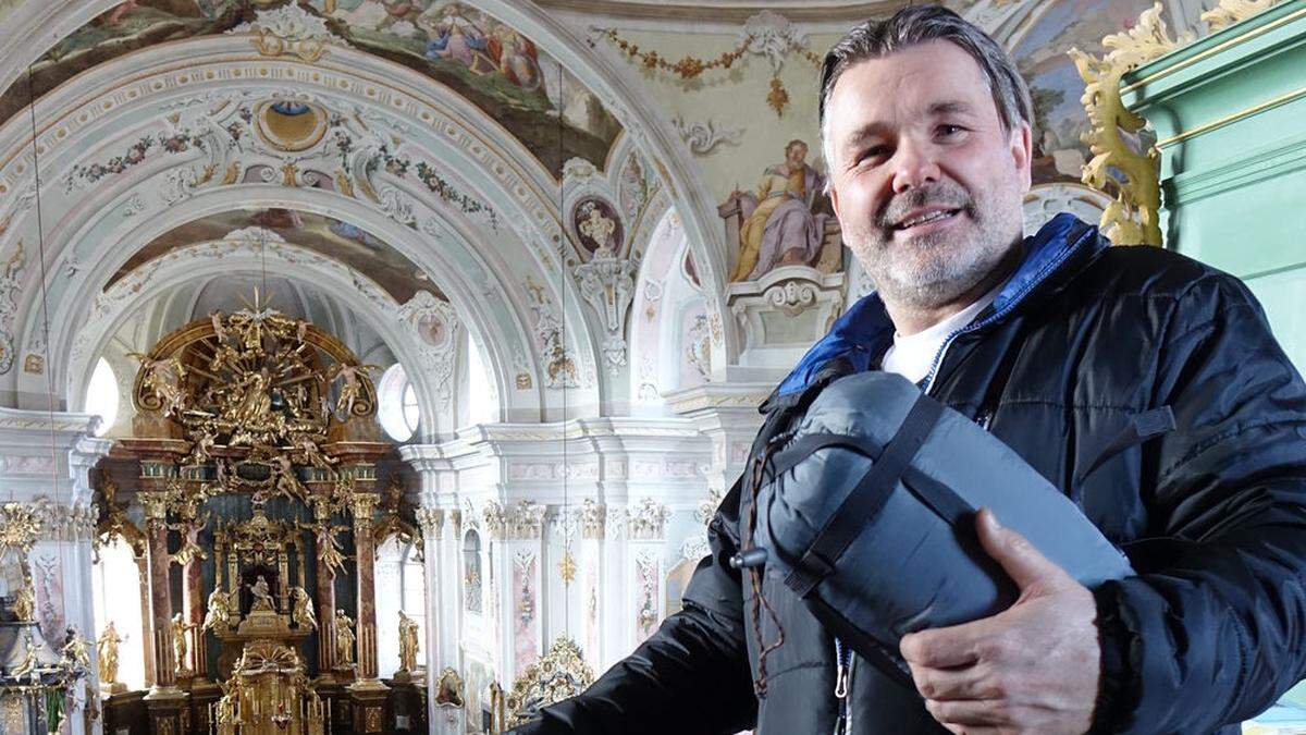 Robert Pretterhofer mit seinem Schlafsack am Chor der Weizbergkirche