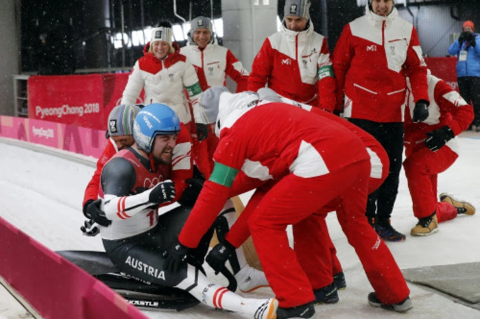 Am Start standen nur noch die zwei Besten der ersten drei Läufe. Der US Amerikaner Chris Mazdzer und der zweifache Olympiasieger aus Deutschland, Felix Loch.