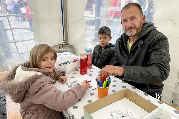 Für die Kinder gibt es wieder ein Ringelspiel sowie ein Bastelprogramm. 